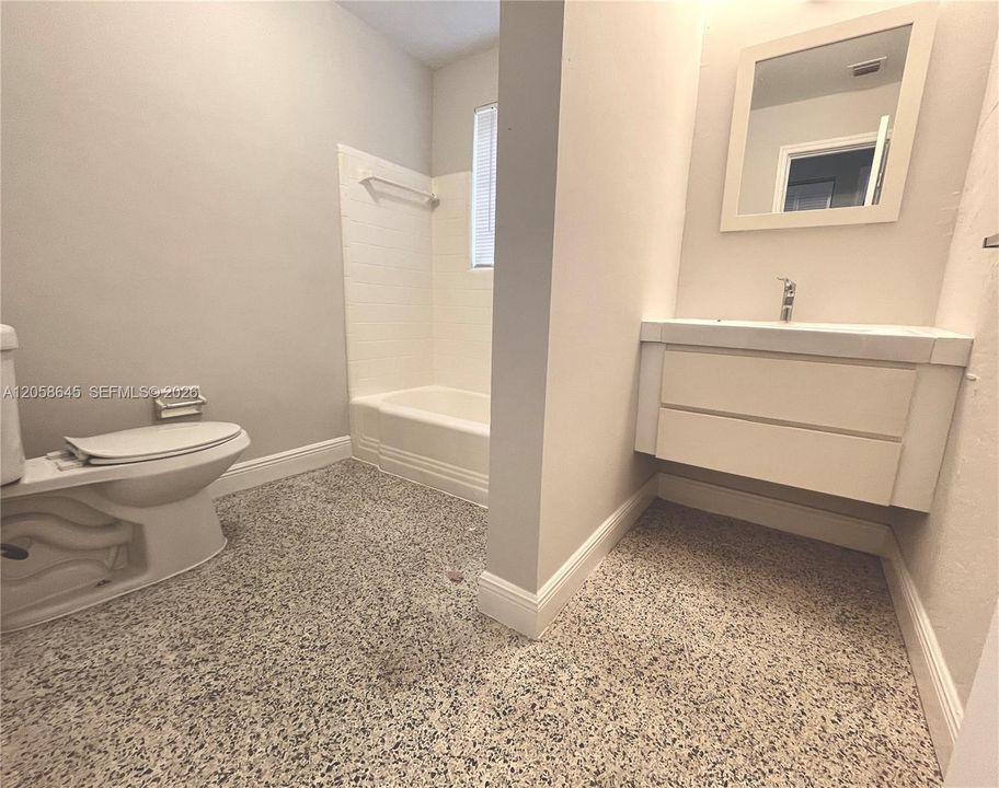 For Rent: $2,500 (2 beds, 1 baths, 1002 Square Feet)