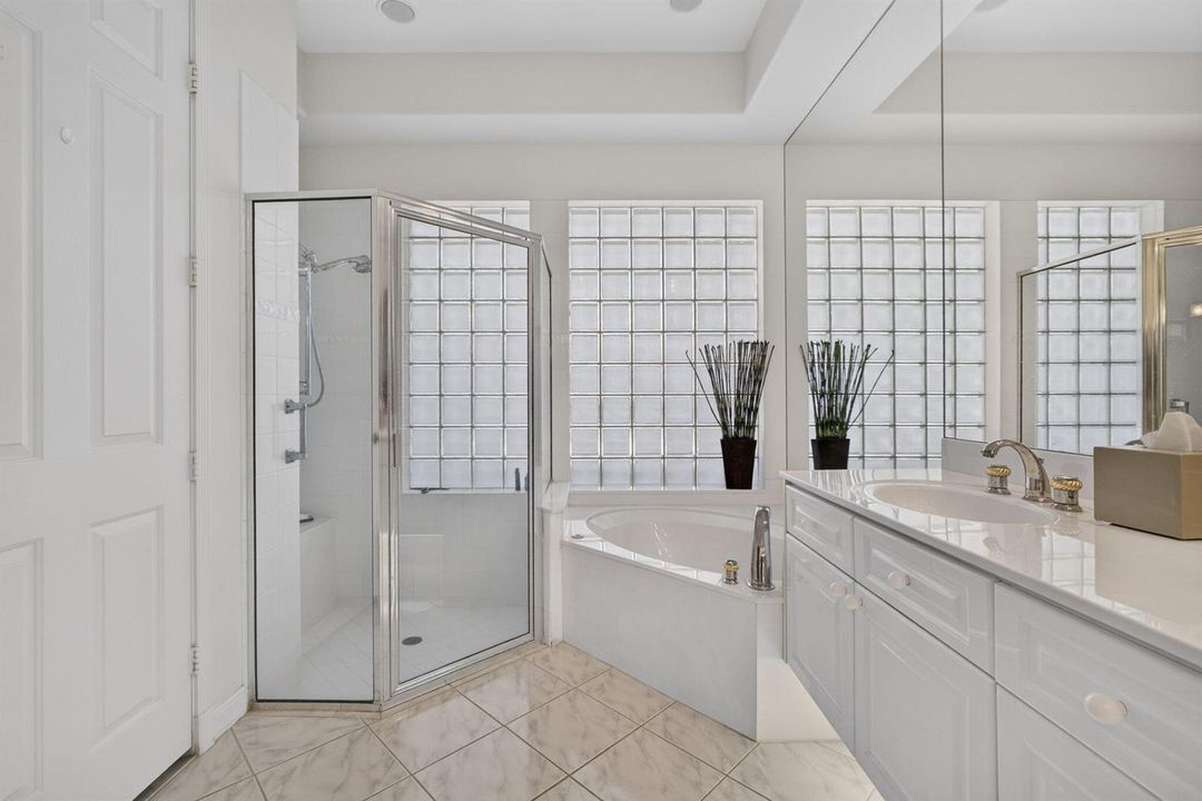 SEPARATE TUB/SHOWER