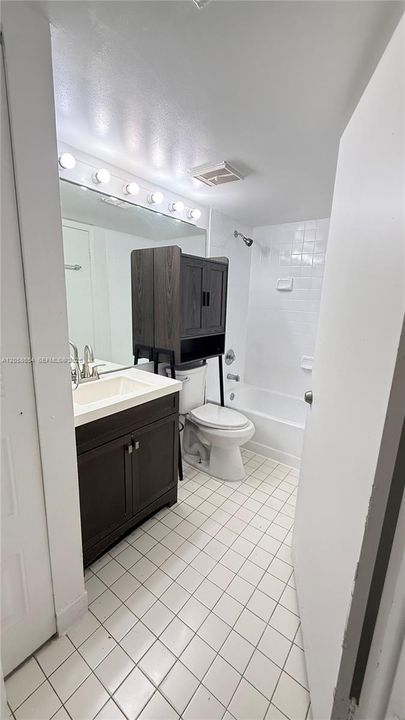 В аренду: $2,200 (2 спален, 2 ванн, 1224 Квадратных фут)