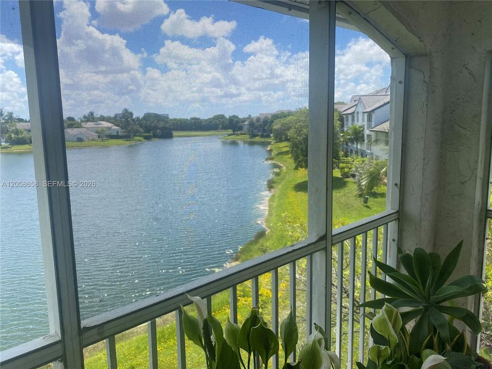 For Rent: $2,700 (2 beds, 2 baths, 1015 Square Feet)