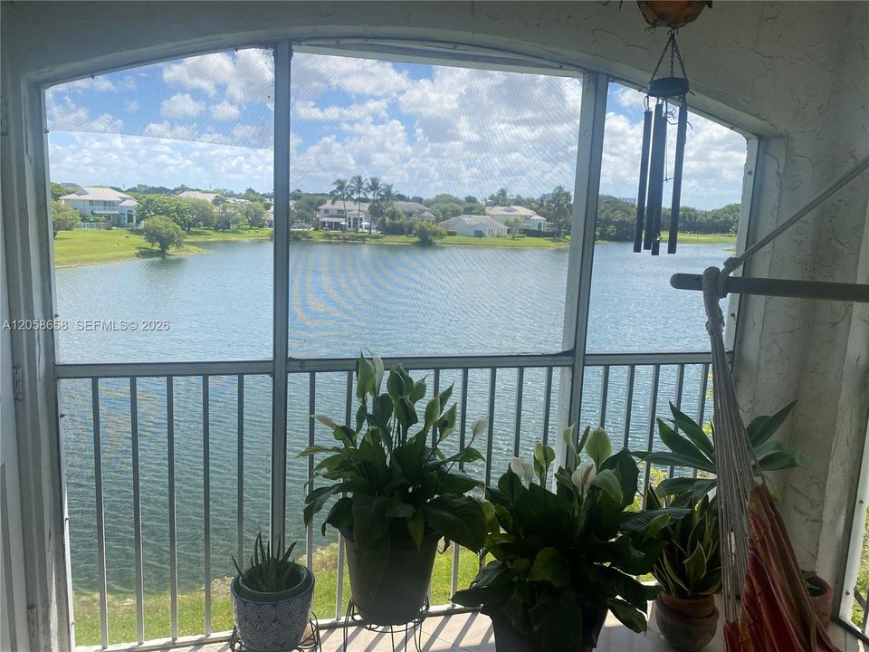 For Rent: $2,700 (2 beds, 2 baths, 1015 Square Feet)