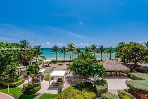 For Rent: $2,275 (1 beds, 1 baths, 906 Square Feet)