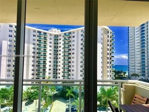For Rent: $2,275 (1 beds, 1 baths, 906 Square Feet)