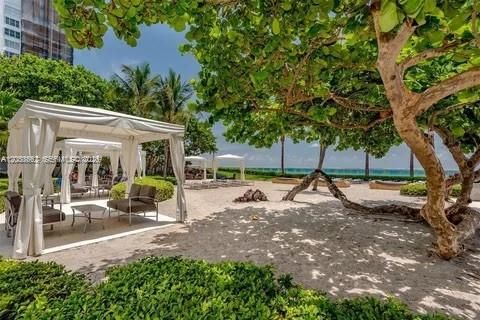 For Rent: $2,275 (1 beds, 1 baths, 906 Square Feet)