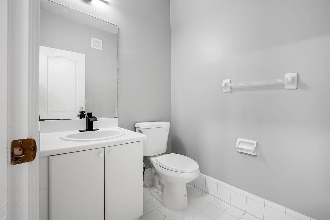 14 bathroom 01
