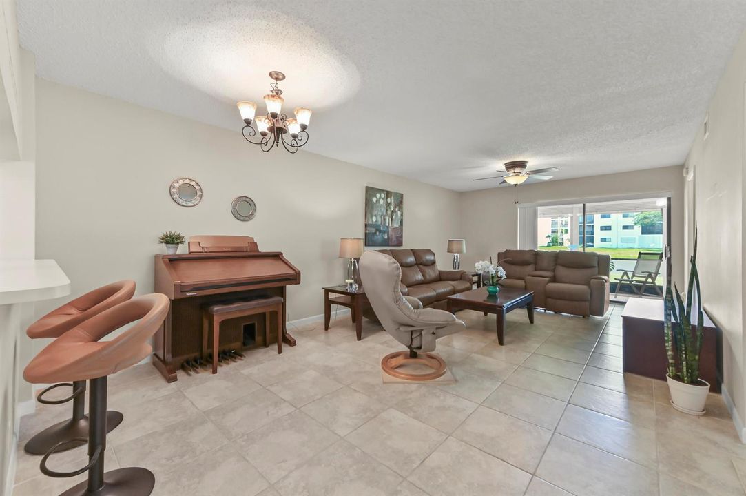 05 Living Room 01