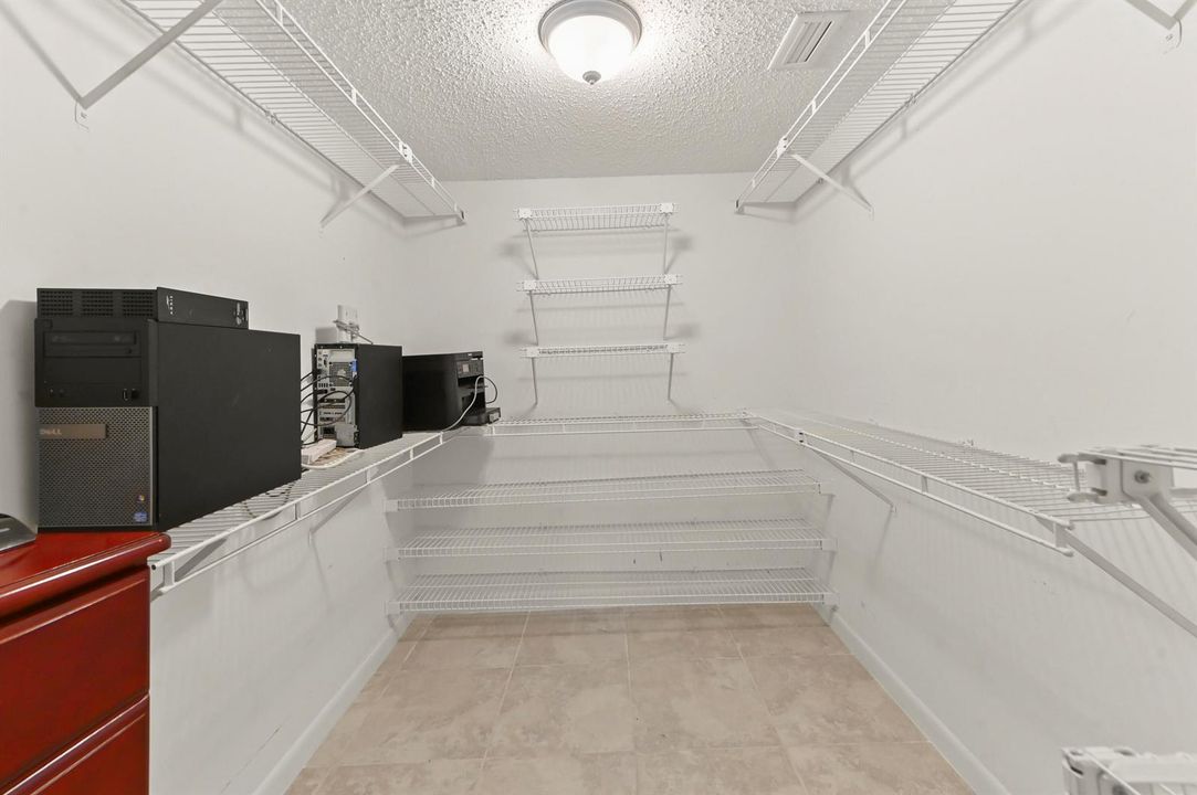 20 Closet 01