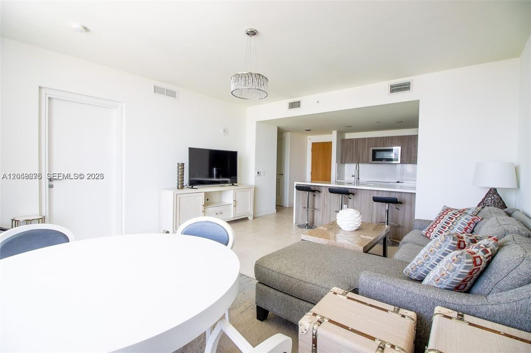 For Rent: $6,000 (1 beds, 1 baths, 826 Square Feet)