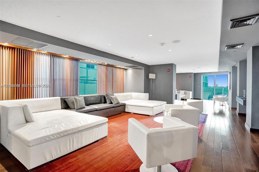 En Venta: $640,000 (2 camas, 2 baños, 1105 Pies cuadrados)