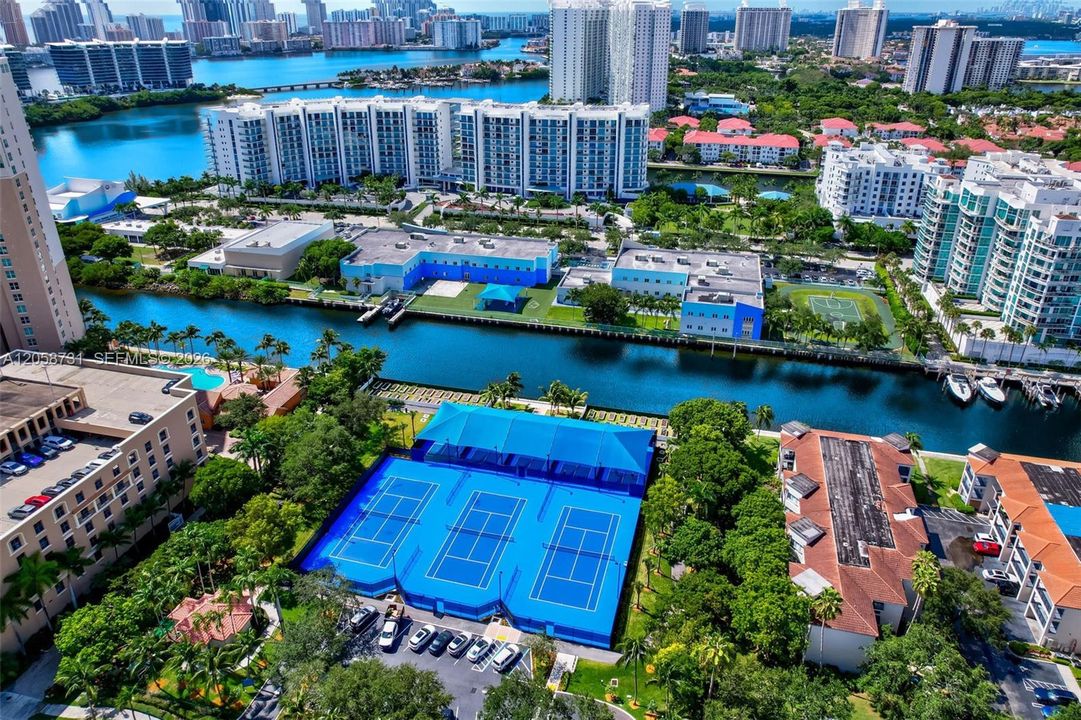 На продажу: $2,990,000 (3 спален, 3 ванн, 3301 Квадратных фут)