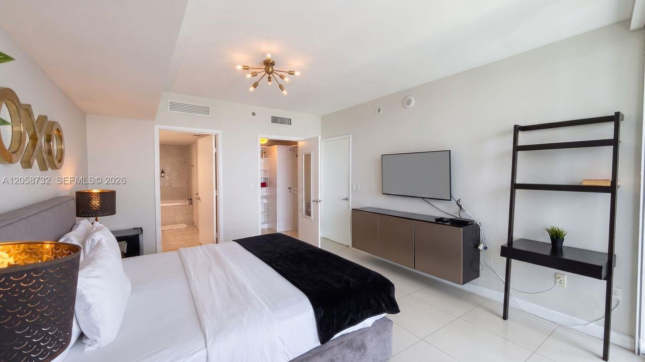 For Sale: $685,000 (1 beds, 1 baths, 898 Square Feet)