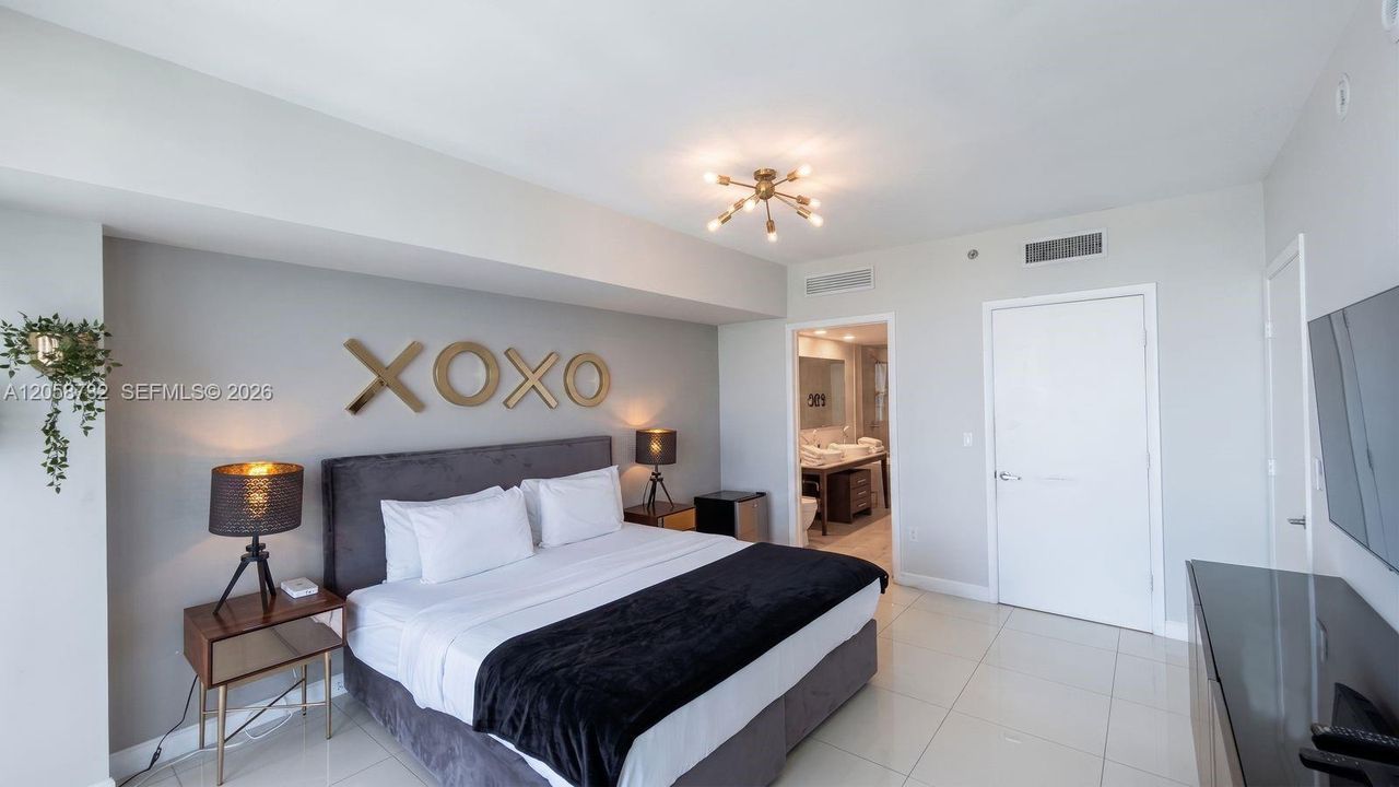 For Sale: $685,000 (1 beds, 1 baths, 898 Square Feet)