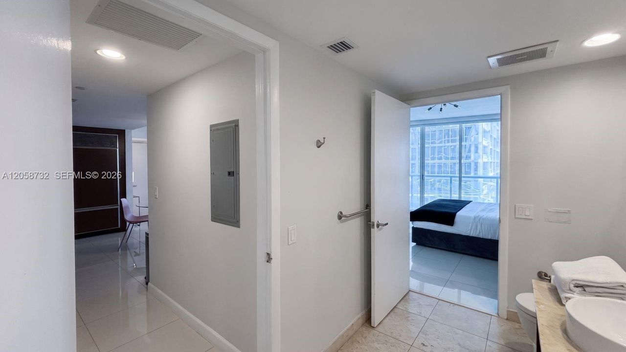 For Sale: $685,000 (1 beds, 1 baths, 898 Square Feet)