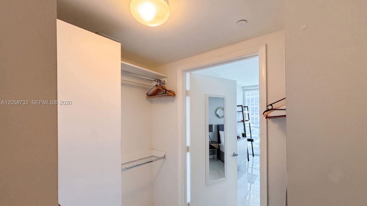 For Sale: $685,000 (1 beds, 1 baths, 898 Square Feet)