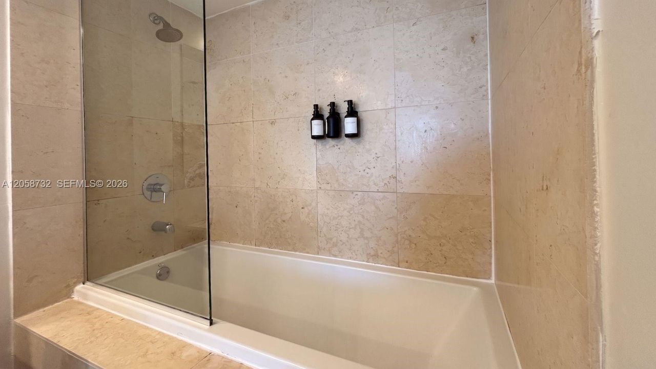 For Sale: $685,000 (1 beds, 1 baths, 898 Square Feet)