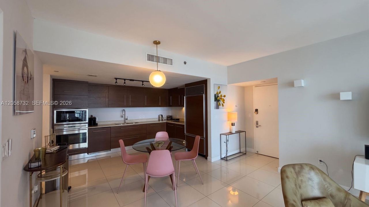 For Sale: $685,000 (1 beds, 1 baths, 898 Square Feet)