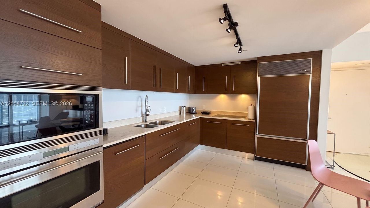For Sale: $685,000 (1 beds, 1 baths, 898 Square Feet)