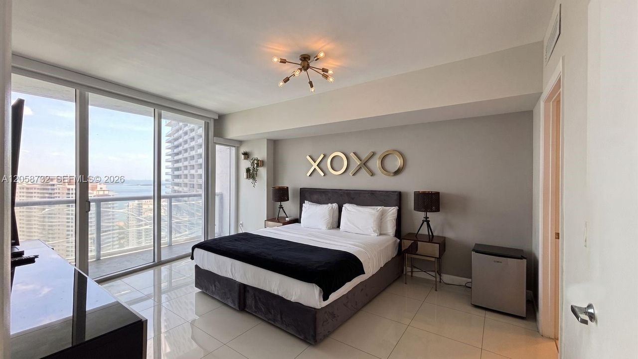 For Sale: $685,000 (1 beds, 1 baths, 898 Square Feet)