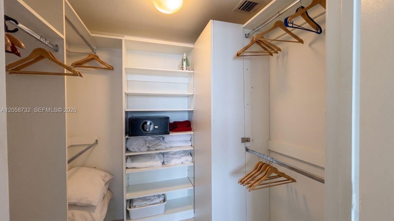 For Sale: $685,000 (1 beds, 1 baths, 898 Square Feet)