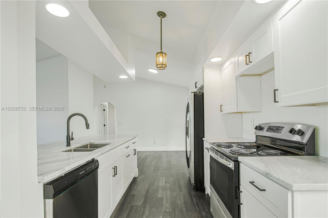 На продажу: $319,999 (3 спален, 2 ванн, 1451 Квадратных фут)