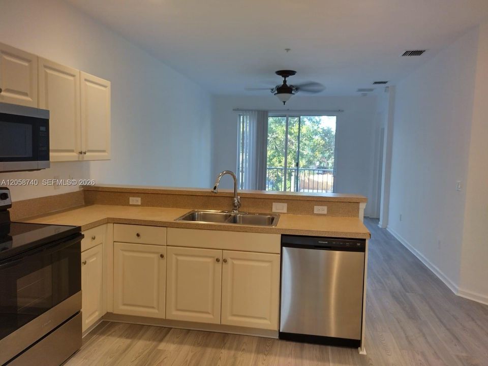 For Sale: $225,000 (3 beds, 2 baths, 1049 Square Feet)