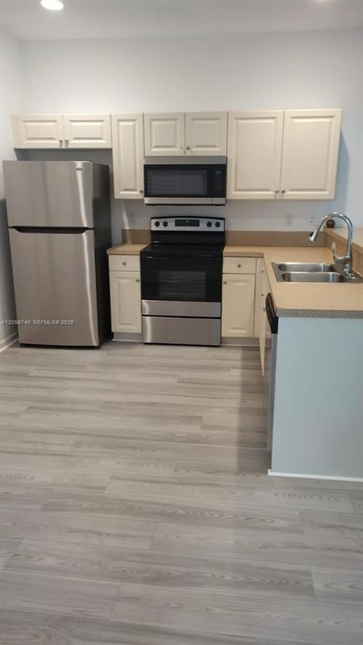 For Sale: $225,000 (3 beds, 2 baths, 1049 Square Feet)