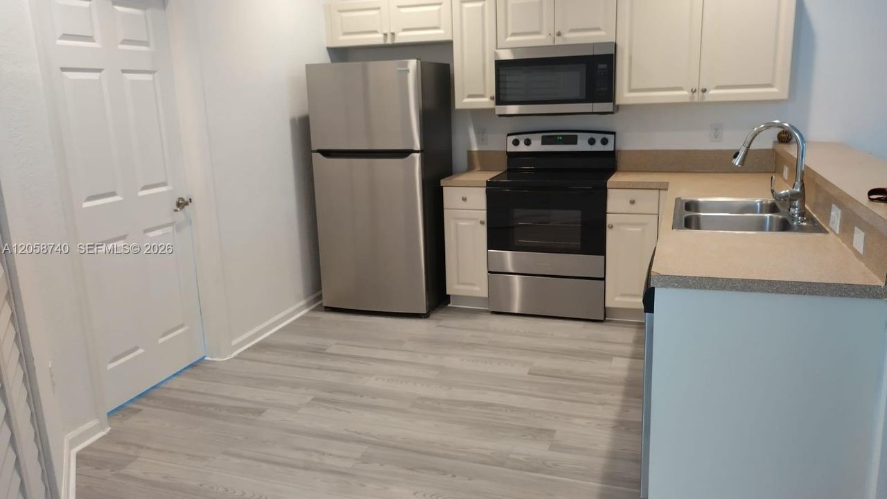 For Sale: $225,000 (3 beds, 2 baths, 1049 Square Feet)