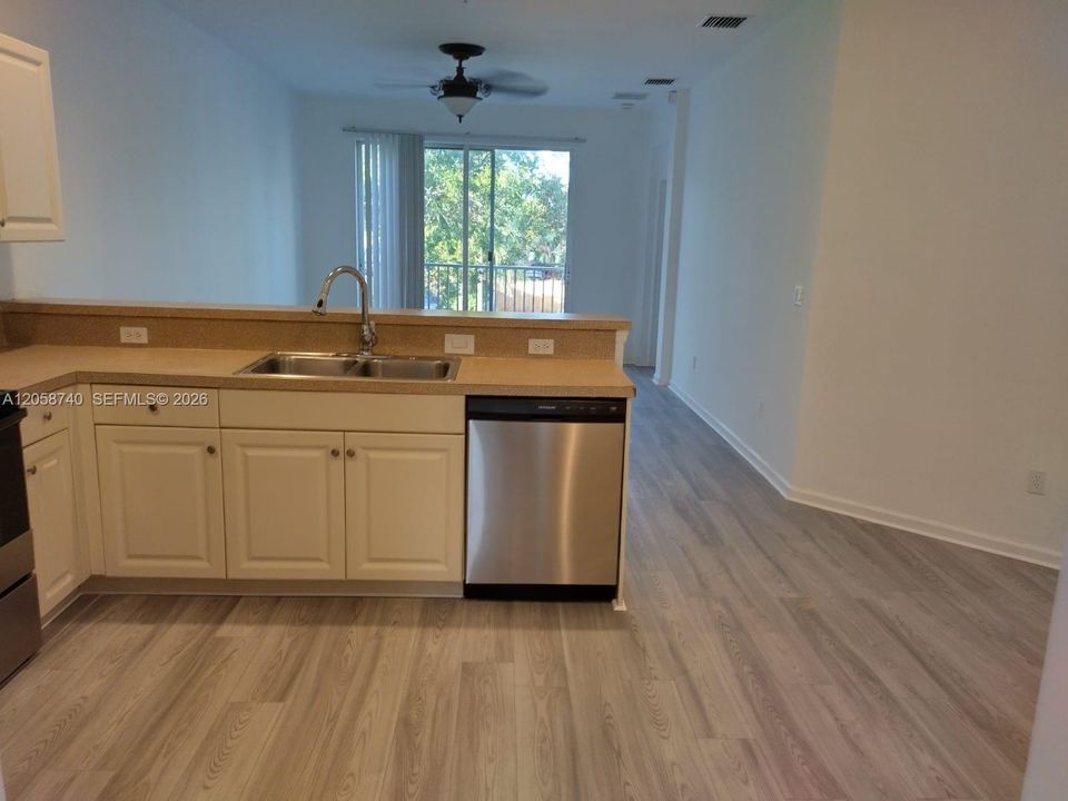 For Sale: $225,000 (3 beds, 2 baths, 1049 Square Feet)