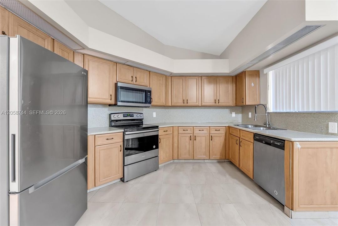 В аренду: $3,650 (4 спален, 3 ванн, 1558 Квадратных фут)