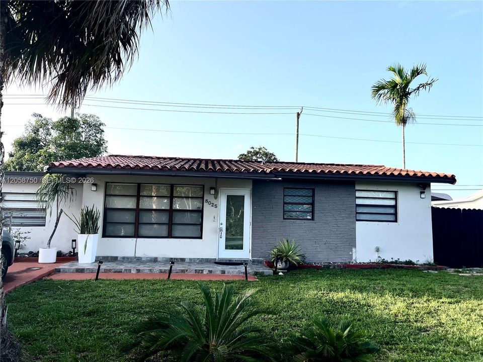 For Sale: $700,000 (2 beds, 1 baths, 2045 Square Feet)