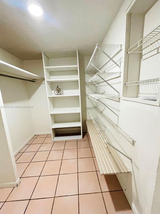 For Sale: $700,000 (2 beds, 1 baths, 2045 Square Feet)