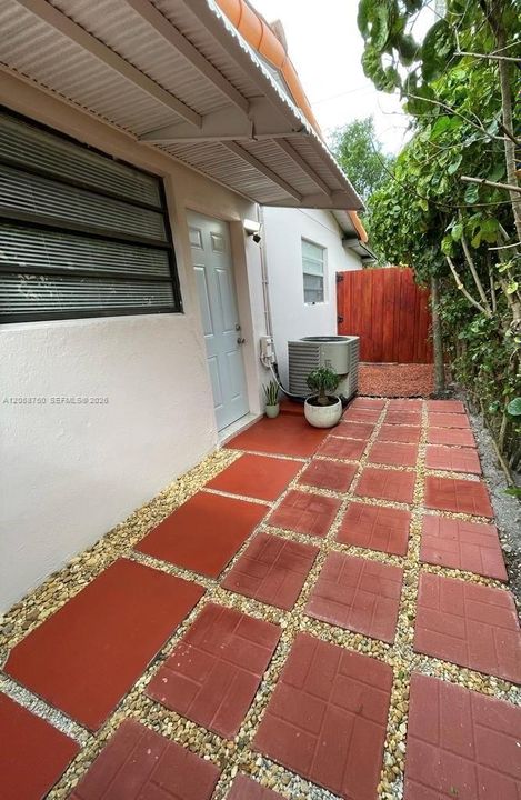 For Sale: $700,000 (2 beds, 1 baths, 2045 Square Feet)