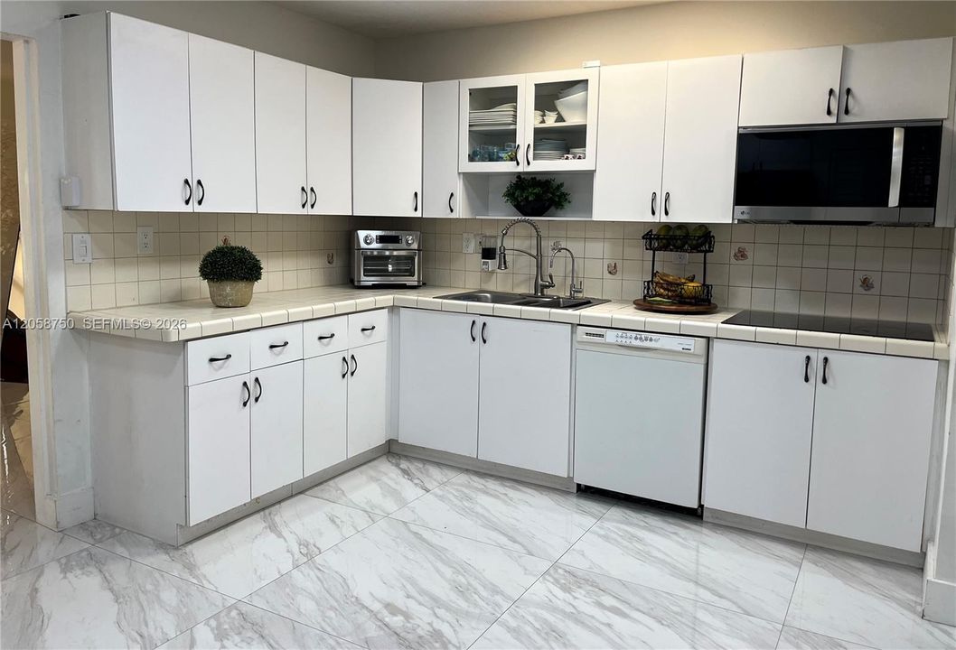 For Sale: $700,000 (2 beds, 1 baths, 2045 Square Feet)
