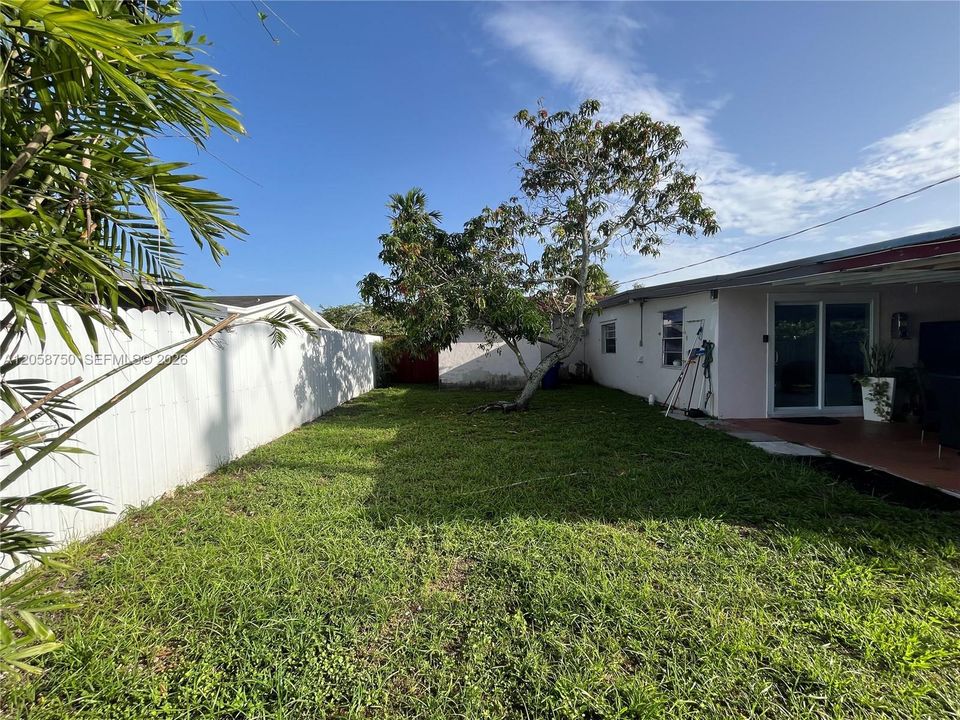 For Sale: $700,000 (2 beds, 1 baths, 2045 Square Feet)