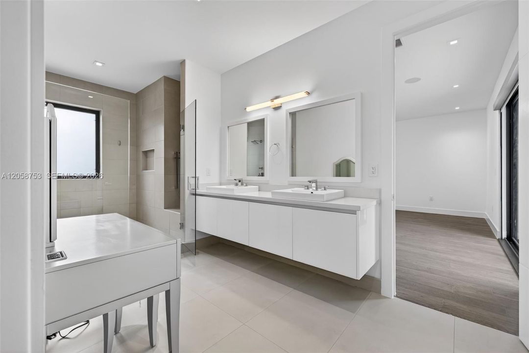 В аренду: $18,000 (5 спален, 6 ванн, 5368 Квадратных фут)