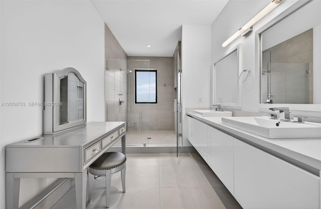 В аренду: $18,000 (5 спален, 6 ванн, 5368 Квадратных фут)