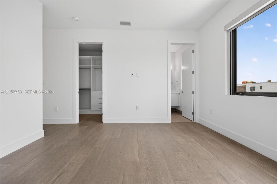 В аренду: $18,000 (5 спален, 6 ванн, 5368 Квадратных фут)