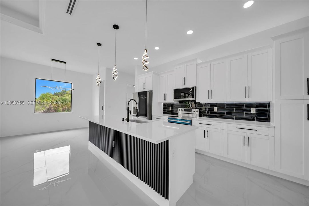En Venta: $410,000 (4 camas, 2 baños, 1815 Pies cuadrados)