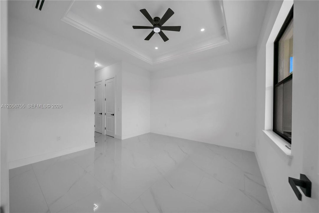 En Venta: $410,000 (4 camas, 2 baños, 1815 Pies cuadrados)