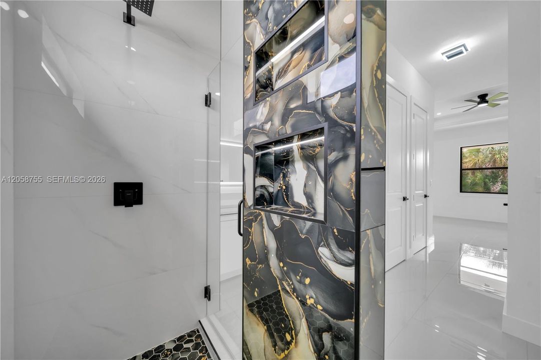 En Venta: $410,000 (4 camas, 2 baños, 1815 Pies cuadrados)