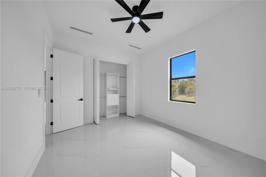 En Venta: $410,000 (4 camas, 2 baños, 1815 Pies cuadrados)