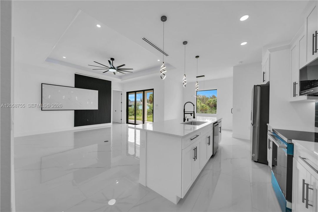 En Venta: $410,000 (4 camas, 2 baños, 1815 Pies cuadrados)