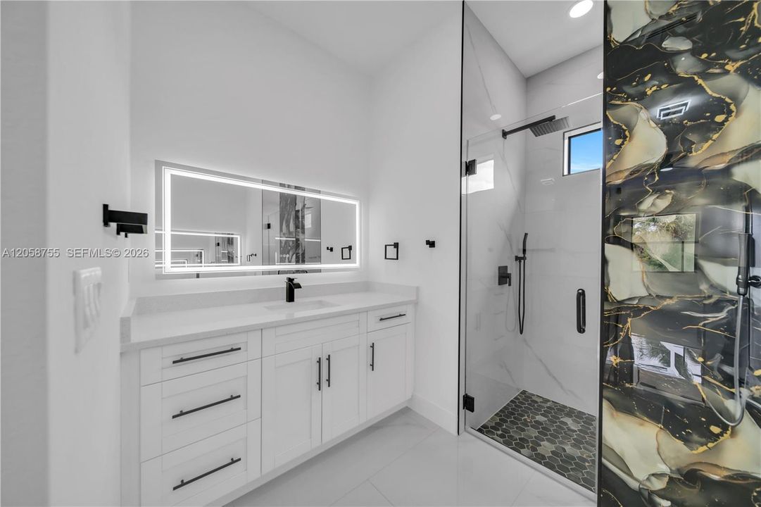 En Venta: $410,000 (4 camas, 2 baños, 1815 Pies cuadrados)