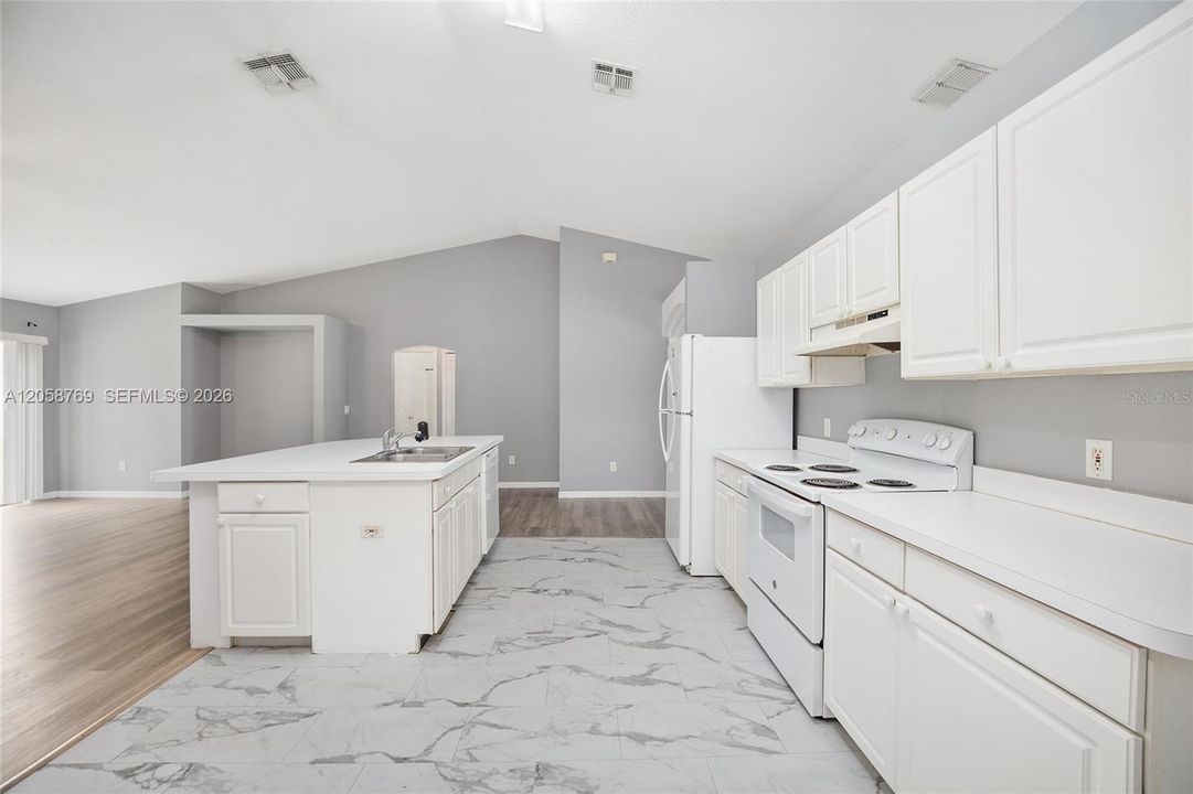 На продажу: $274,999 (3 спален, 2 ванн, 2020 Квадратных фут)