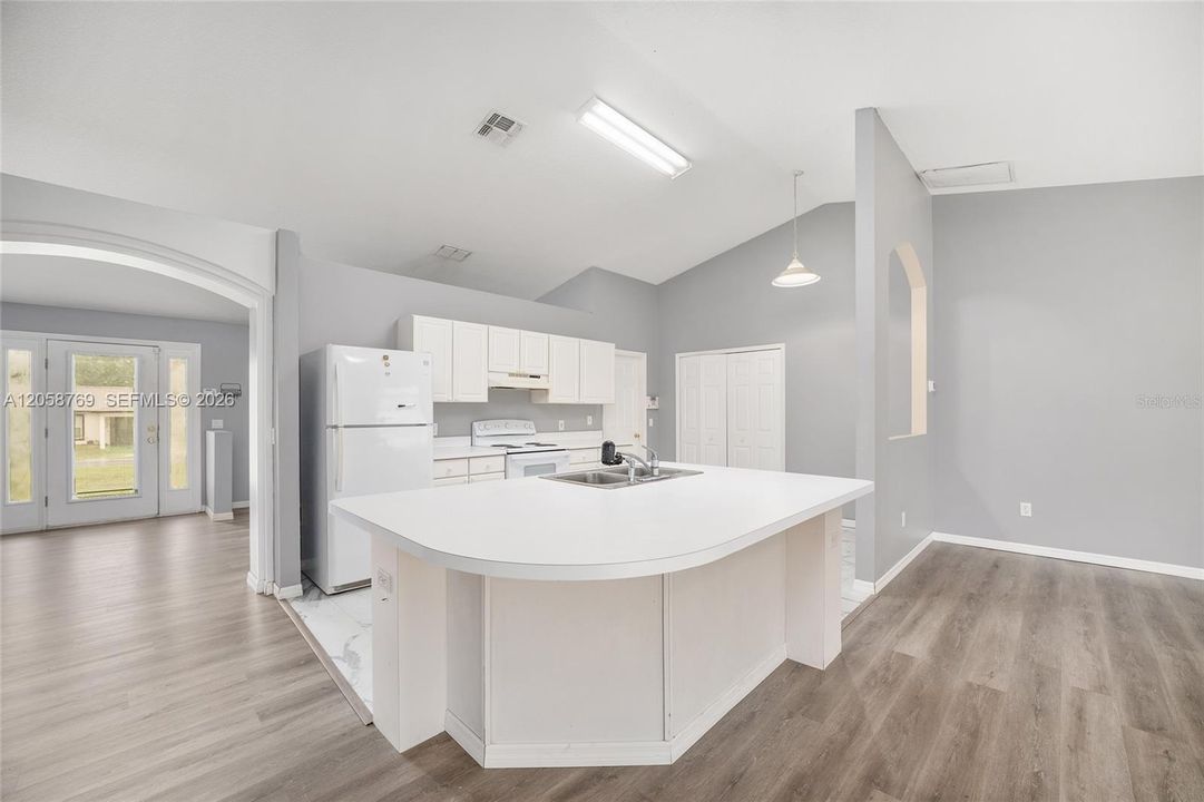 На продажу: $274,999 (3 спален, 2 ванн, 2020 Квадратных фут)