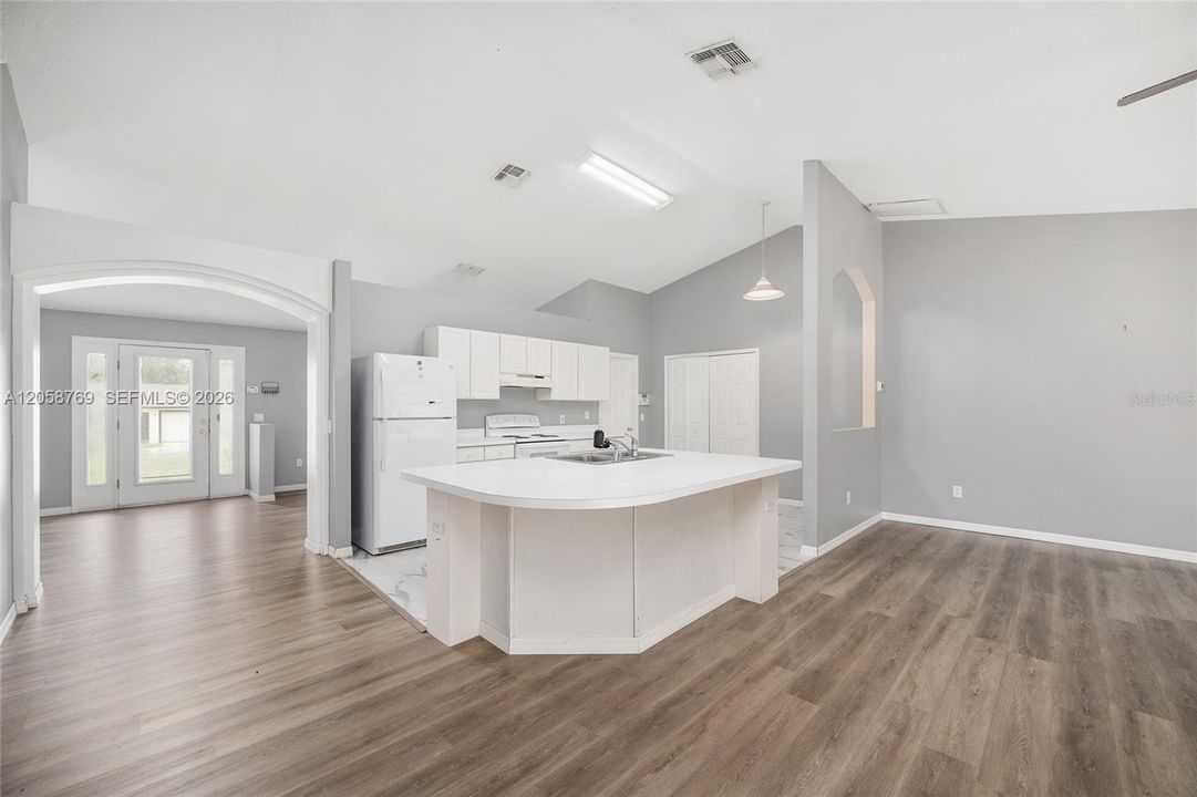 На продажу: $274,999 (3 спален, 2 ванн, 2020 Квадратных фут)