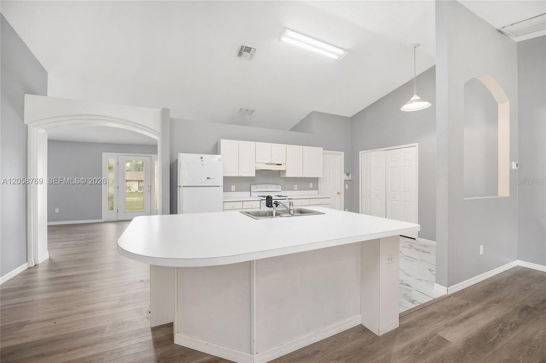 На продажу: $274,999 (3 спален, 2 ванн, 2020 Квадратных фут)