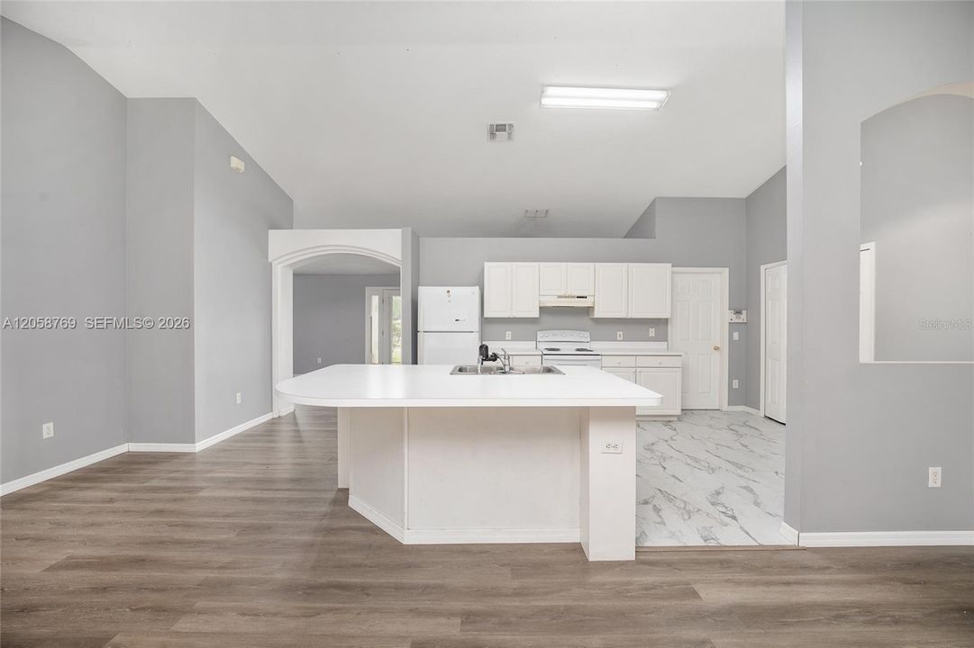 На продажу: $274,999 (3 спален, 2 ванн, 2020 Квадратных фут)