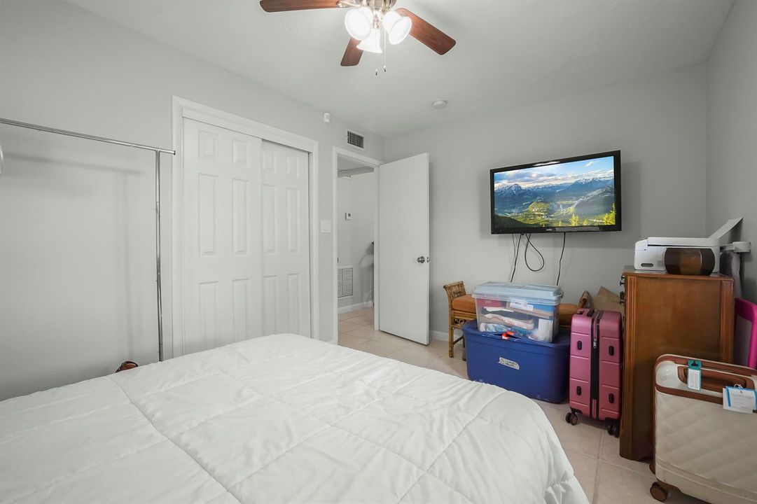 17 Bedroom 05