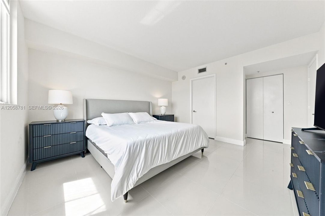 Active With Contract: $375,000 (2 beds, 2 baths, 1087 Square Feet)